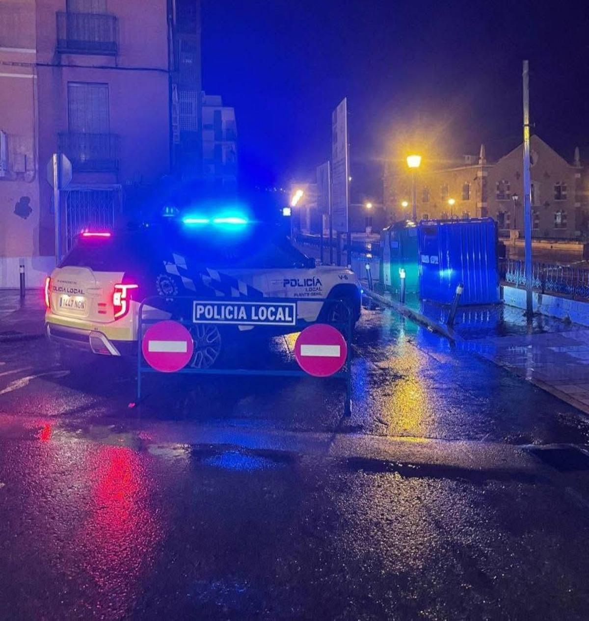 Un coche de la Policía Local de Puente Genil vigila la zona de Río de Oro, cerrada al tráfico.