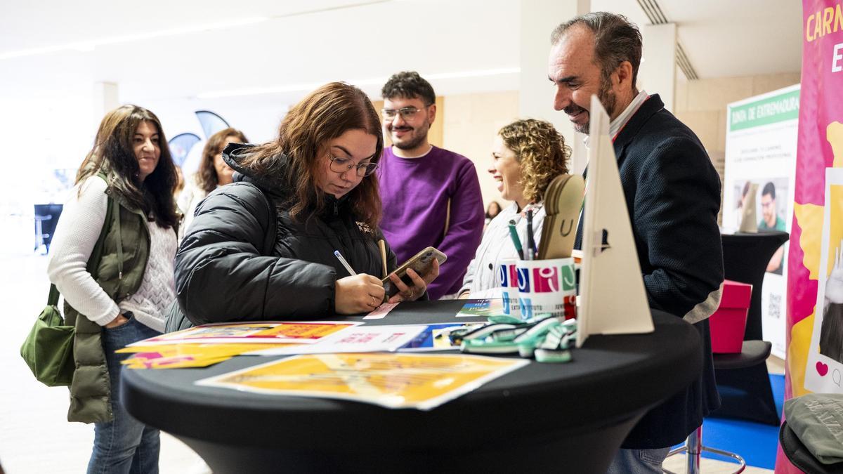 Jóvenes en la Feria de Empleo y Emprendimiento de Extremadura.