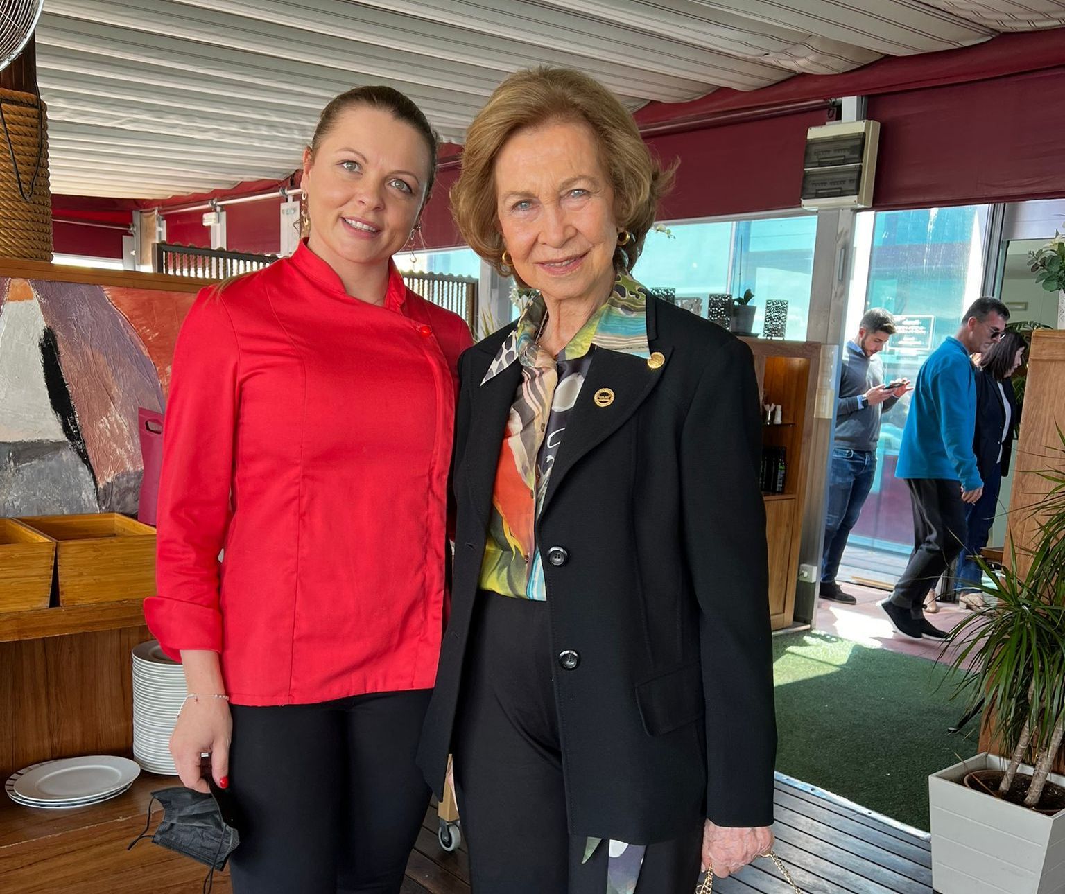 Julia, gerente de La Marina ubicado en el Grau de Castelló, posa este lunes con la Reina Sofía, clienta de excepción en el restaurante.