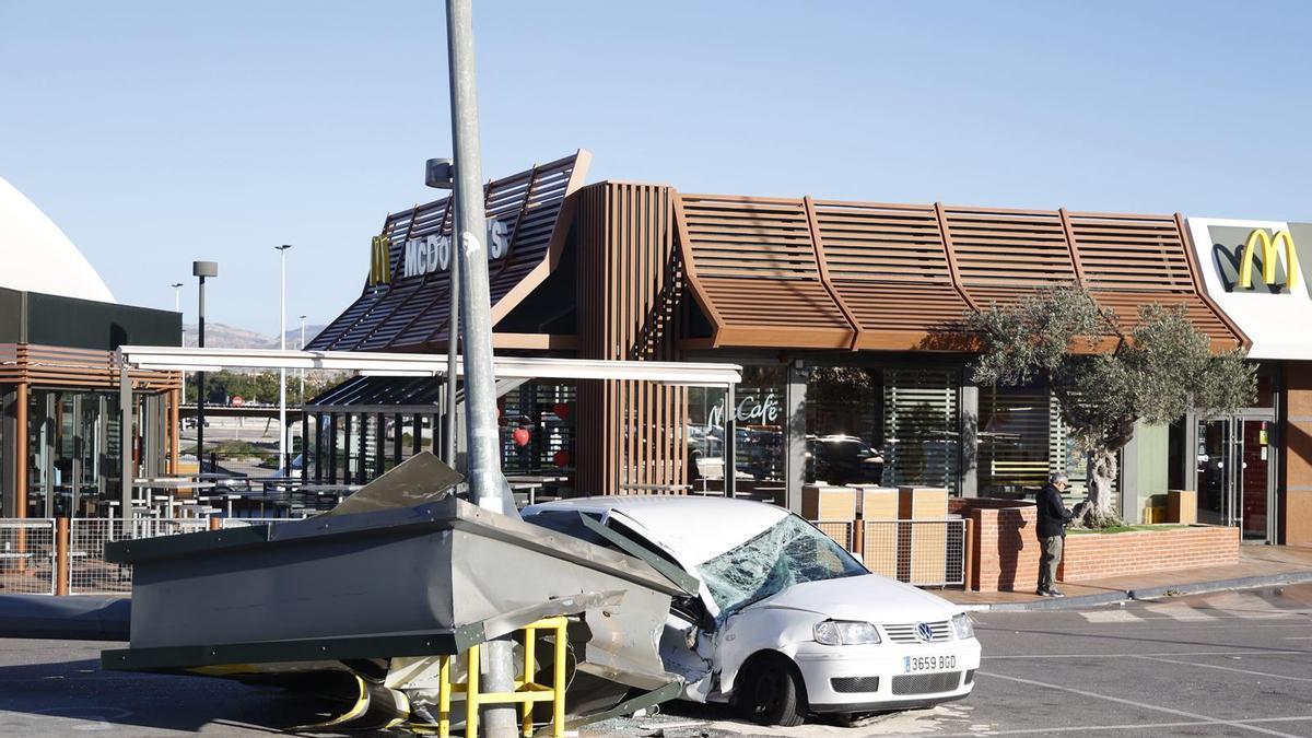 El viento derriba la "M" de McDonald’s en la avenida de la Universidad de Alicante y destroza un coche aparcado