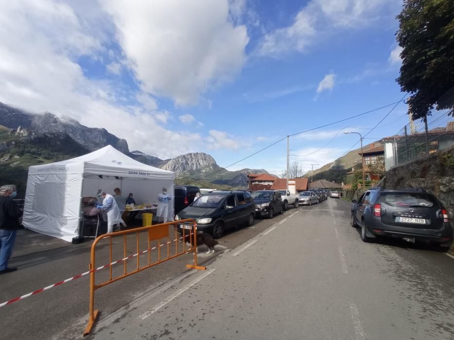 La población de Ponga, en fila en el autocovid