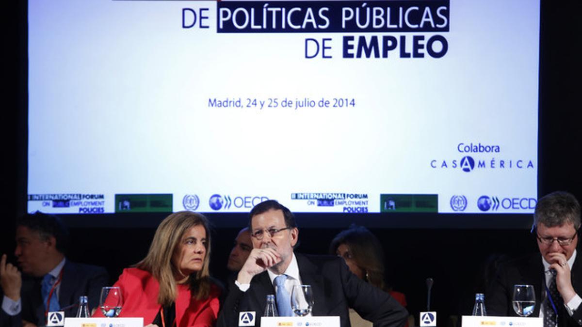 Mariano Rajoy, junto a la ministra de Empleo, Fátima Báñez, en el Foro Internacional de Políticas Públicas de Empleo, este jueves en Madrid.