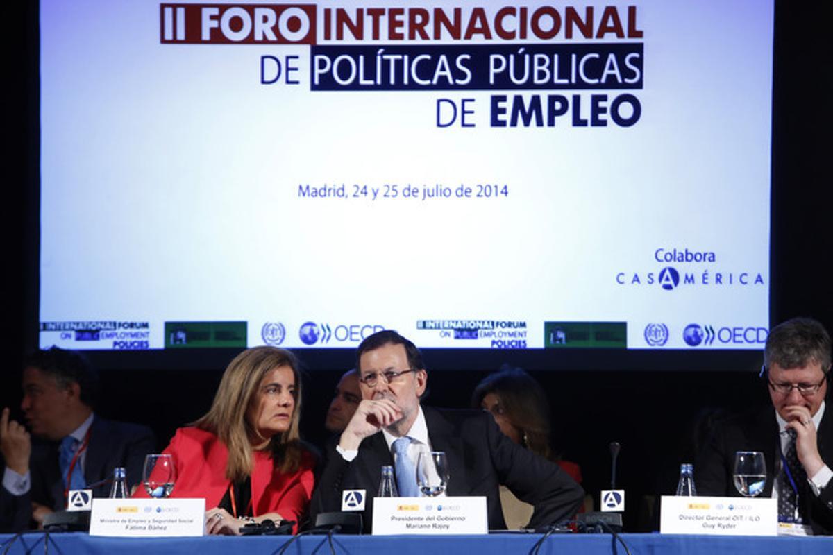 Mariano Rajoy, amb la ministra d’Ocupació, Fátima Báñez, al Fòrum Internacional de Polítiques Públiques d’Ocupació, aquest dijous a Madrid. Mariano Rajoy, amb la ministra d’Ocupació, Fátima Báñez, al Fòrum Internacional de Polítiques Públiques d’Ocupació, aquest dijous a Madrid.
