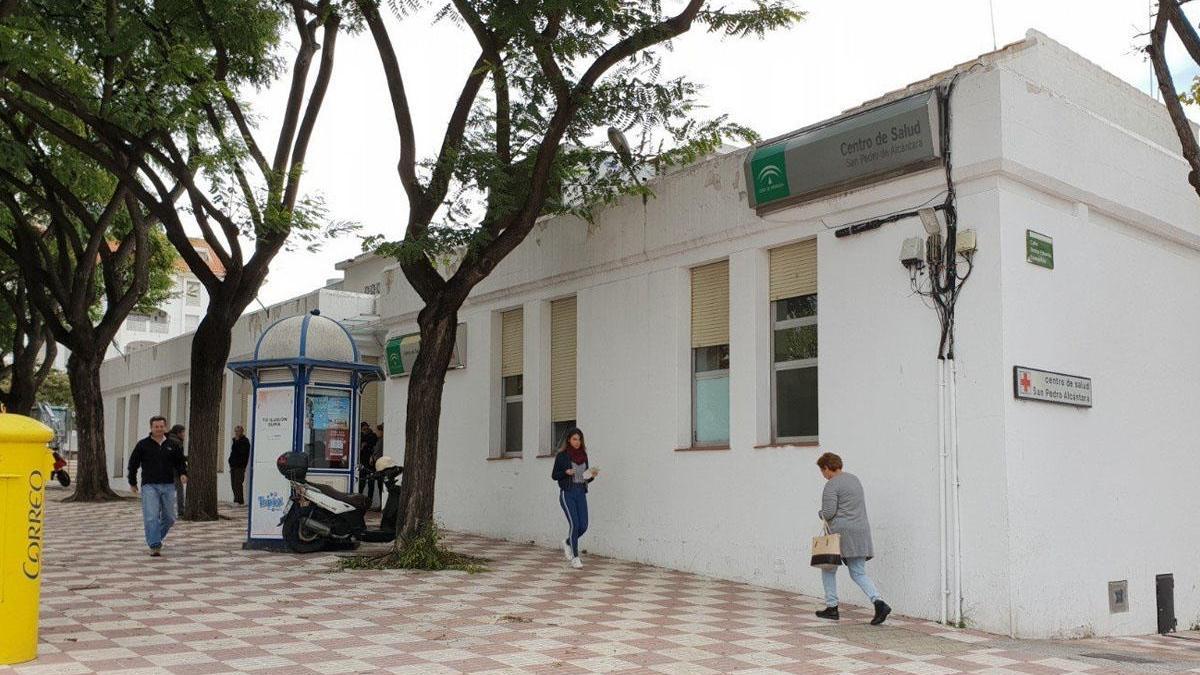 Vecinos transitan ante el centro de salud de San Pedro Alcántara.