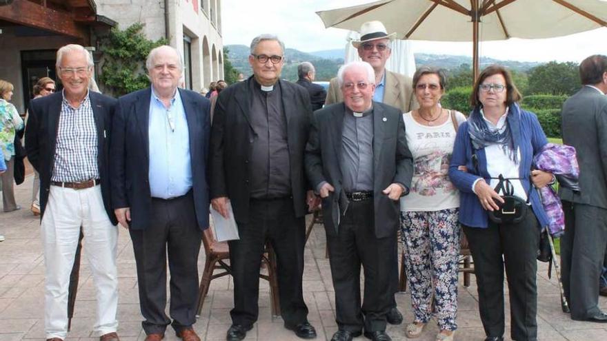 José Antonio Gómez Haces (tercero por la izquierda), junto a varios asistentes a su pregón, ayer, en Noreña.