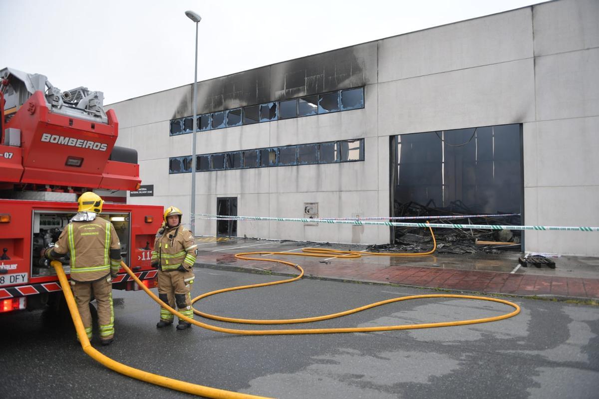 Un incendio destroza la nave de Trison en el polígono de Espíritu Santo
