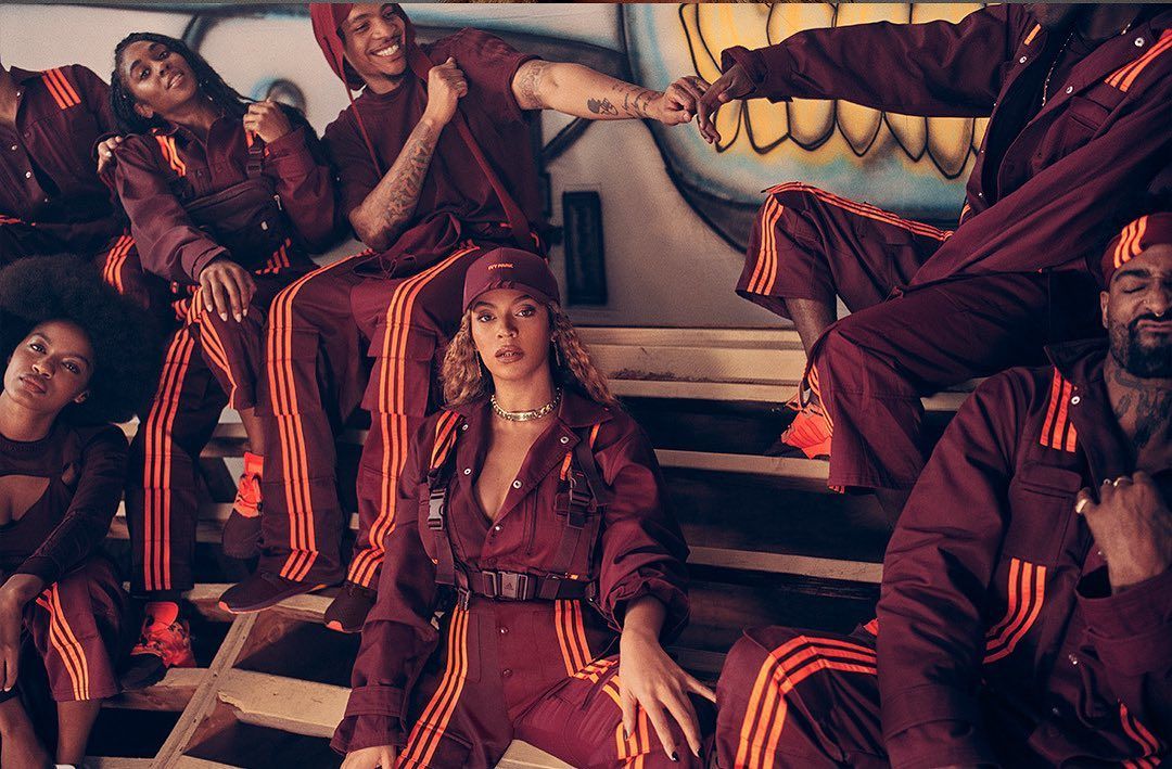 Imagen promocional de la colección cápsula Adidas x IVY PARK con los diseños que han dado pie al tweet viral de la cadena de supermercados Sainsbury's por el parecido con sus uniformes