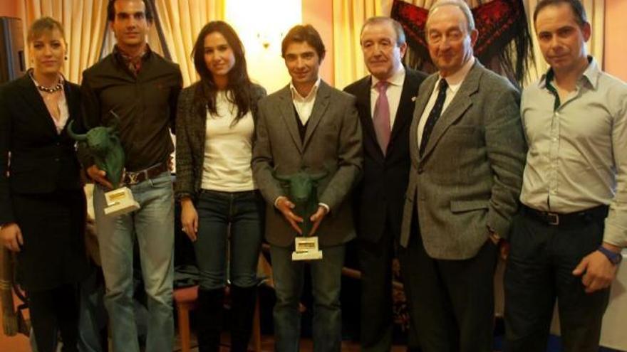 Leandro (segundo por la izquierda) y Fernando Robleño con los trofeos recibidos junto a participantes en las jornadas.