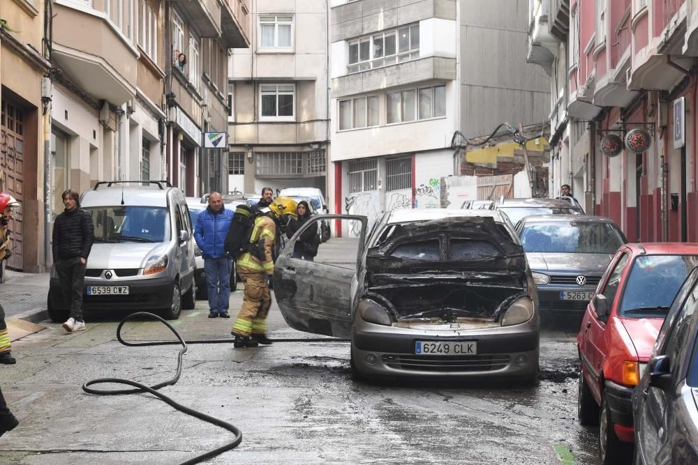 Los bomberos sofocan un vehículo incendiado en Juan Flórez