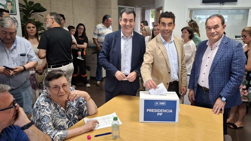 López, flanqueado por Román Rodríguez y por José Crespo.