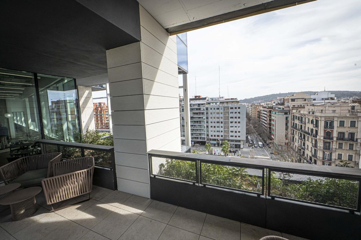 Barcelona, 18/02/2026 Barcelona. Repor sobre talento que ha regresado a barcelona por la apertura de la sede de AstraZeneca. varios perfiles. Tema largo. En Edificio Estel.  Personas: Nuria Folguera, Ana García del Molino (la del vestido rojo), y Francesc Muyas. AUTOR: MANU MITRU