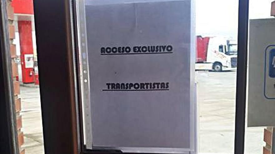 Cartel en el restaurante de Labajos, Segovia, que autoriza el acceso a transportistas. FdV