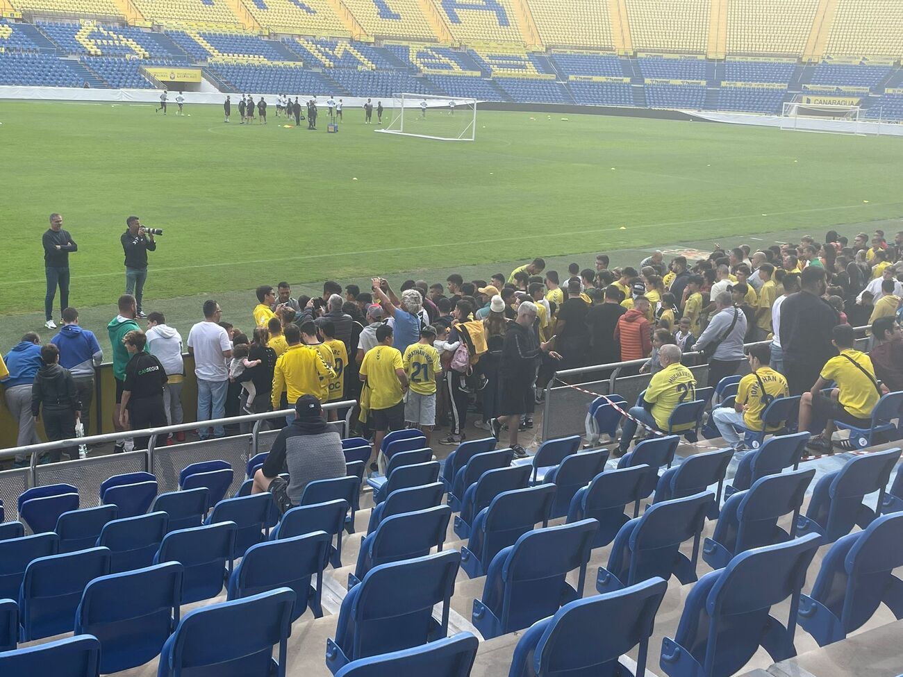 Los aficionados presencian el entrenamiento de la UD Las Palmas