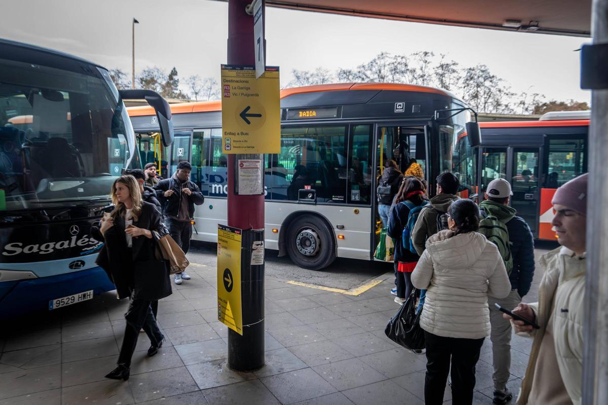 La estación de autobuses de Fabra i Puig retoma poco a poco el pulso tras el caos ferroviario