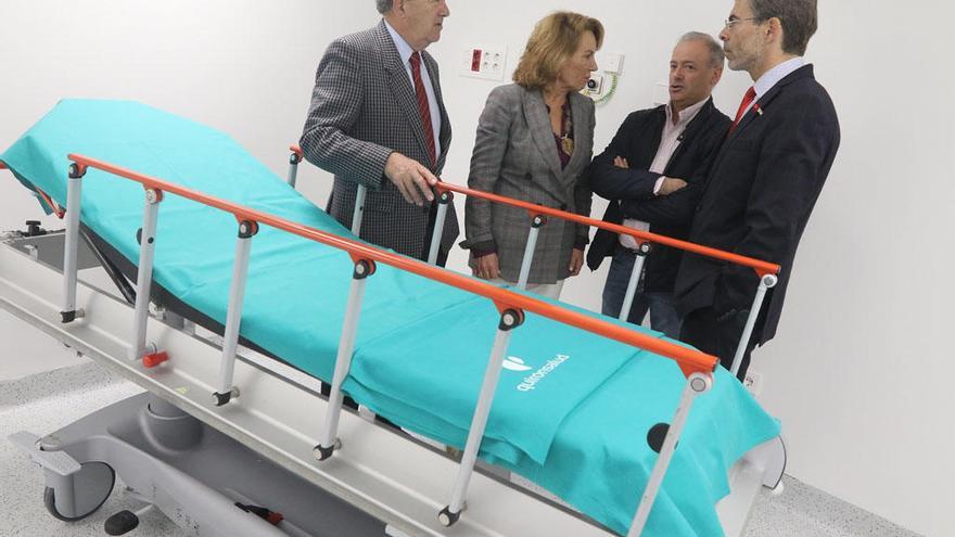 Pilar Serrano y Tomás Urda charlan con varios directivos de Quirónsalud en la sala de endoscopias.