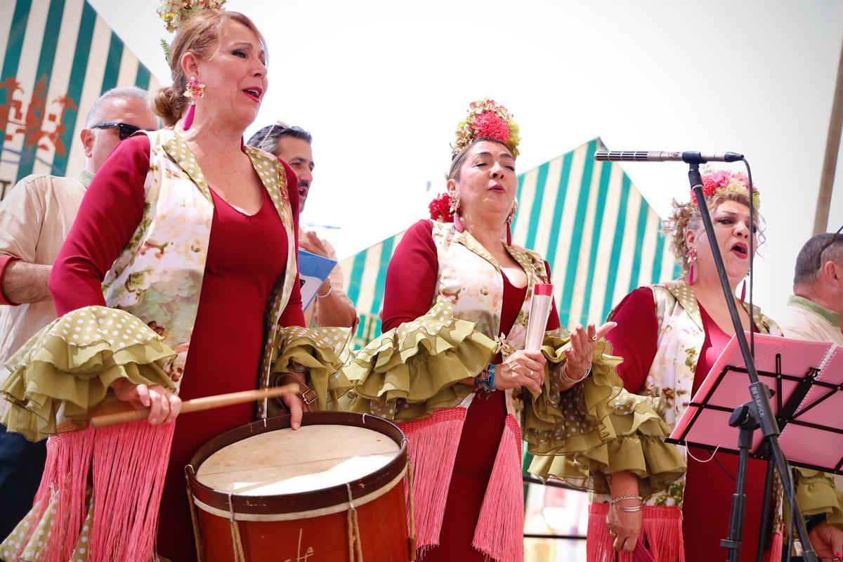 Feria de Nuestra Señora de la Salud 2025 Córdoba. Ambiente general coros en la caseta municipal