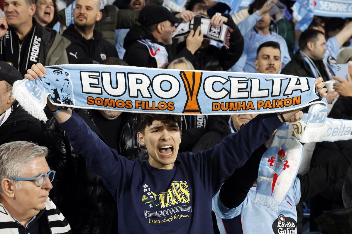 Aficionados del Celta durante el partido contra el PAOK de Salónica en Balaídos