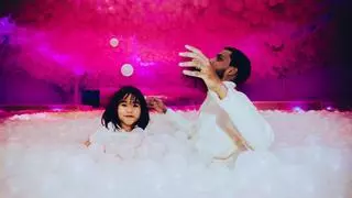 Este museo con piscina de bolas gigante abre en Barcelona el 1 de mayo: salió en una serie de Netflix