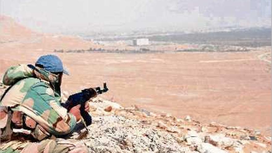 Un membre de l&#039;exèrcit sirià vigila Palmira, en una imatge d&#039;arxiu.