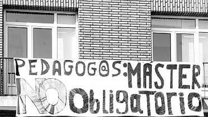 Pancarta contra el máster de formación del profesorado en Pedagogía.