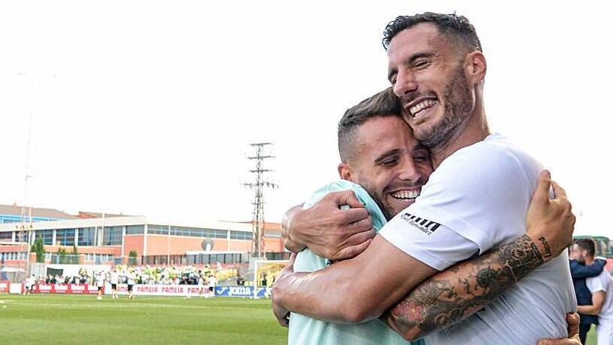 Jony y Aarón, hermanos de Saúl Ñíguez, se abrazan al final del Villarreal B-Elche