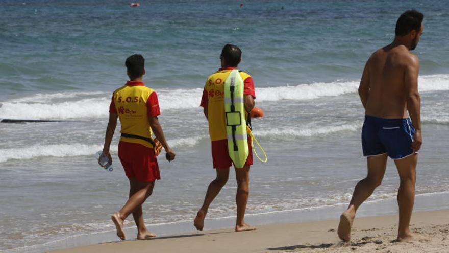 Socorristas trabajando en la playa de Arenales