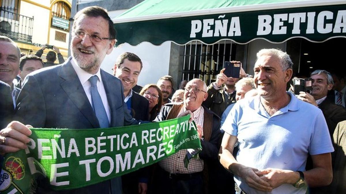 Mariano Rajoy, durante una visita a la localidad sevillana de Tomares.