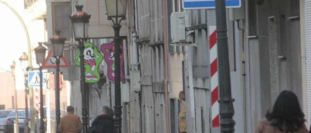 Las ineficientes farolas &quot;fernandinas&quot; de Ramón Cabanillas que serán sustituidas. // Santos Álvarez