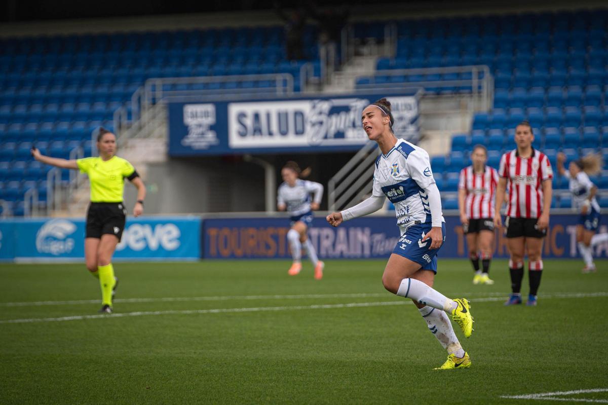 Paola Hernández celebra un gol marcado ante el Athletic Club la pasada temporada.