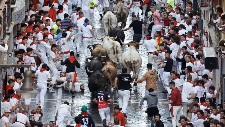 Dos toros que se han dado la vuelta en la plaza de toros ponen la tensión en el primer encierro de los Sanfermines 2024