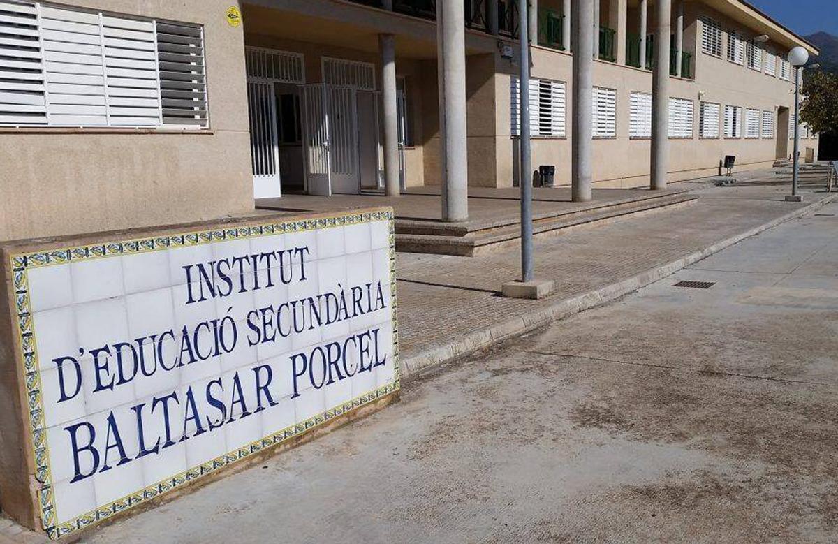 Fachada del IES Baltasar Porcel de Andratx, del que eran alumnos los cuatro menores condenados. | IES BALTASAR PORCEL