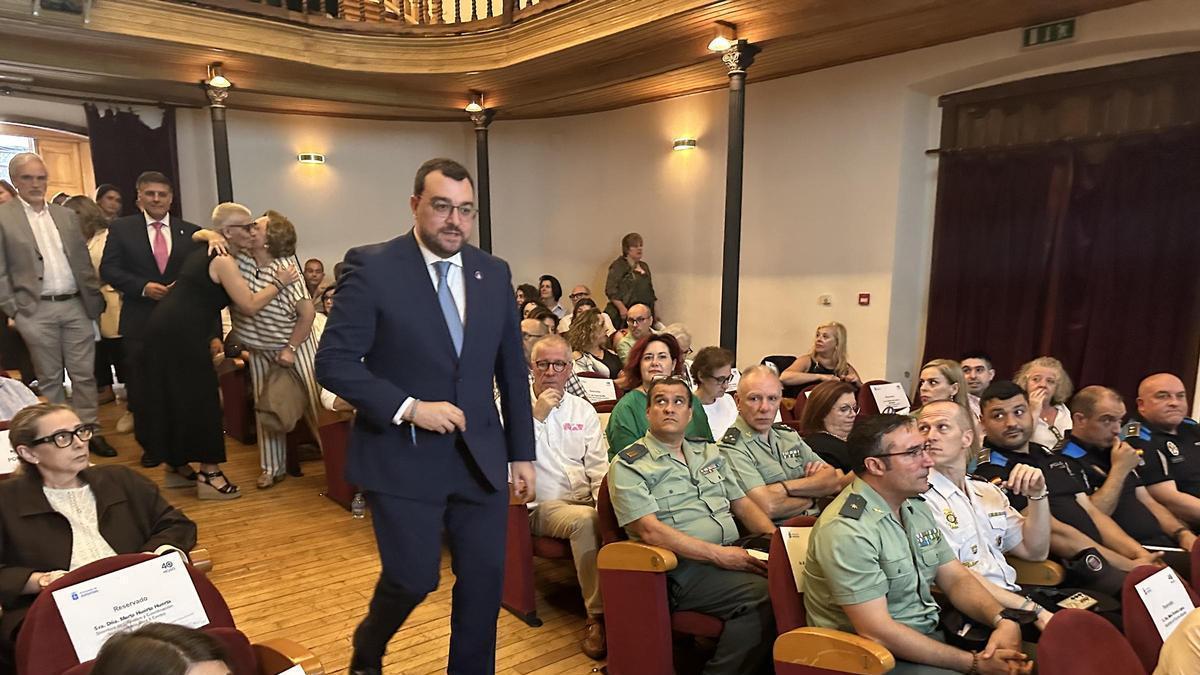 Adrián Barbón entra en el teatro Conde Toreno, donde se celebró el cuadragésimo aniversario del hospital cangués.