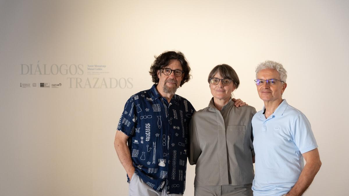 Xavier Monsalvatje, Guillermina Perales y Manuel Galdón, durante la inauguración de la exposición en la Lonja del Pescado