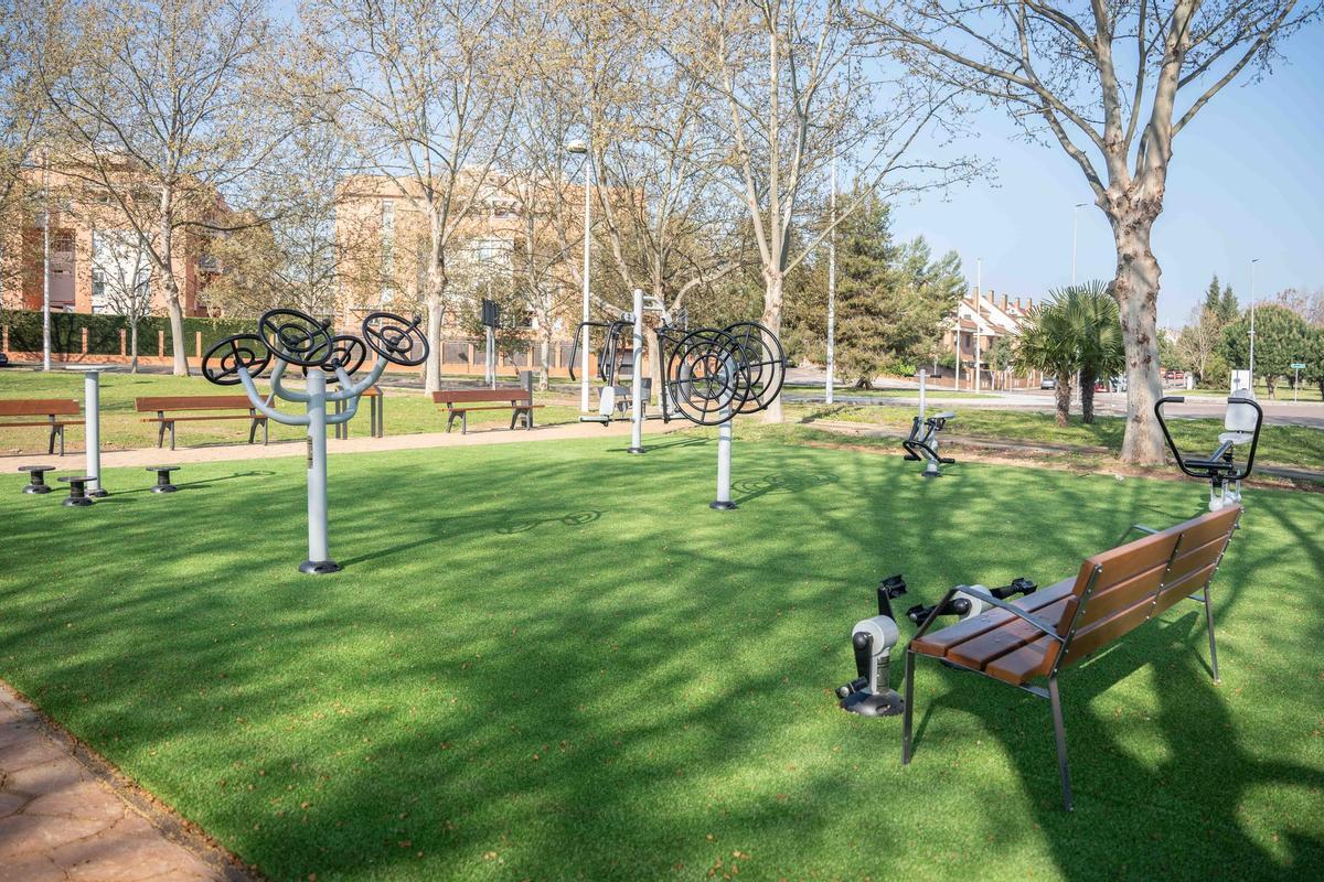 Zona de ejercicio físico al aire libre junto al parque.