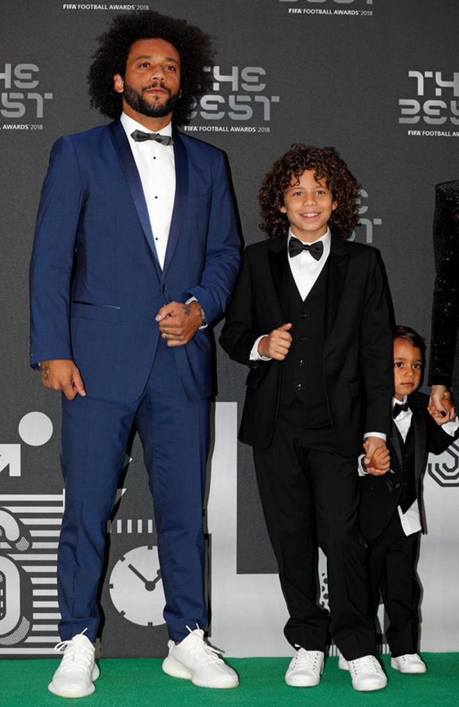 El jugador del Real Madrid y de Brasil Marcelo, con sus hijos Liam y Enzo a su llegada a los premios FIFA the Best 2018 en Londres