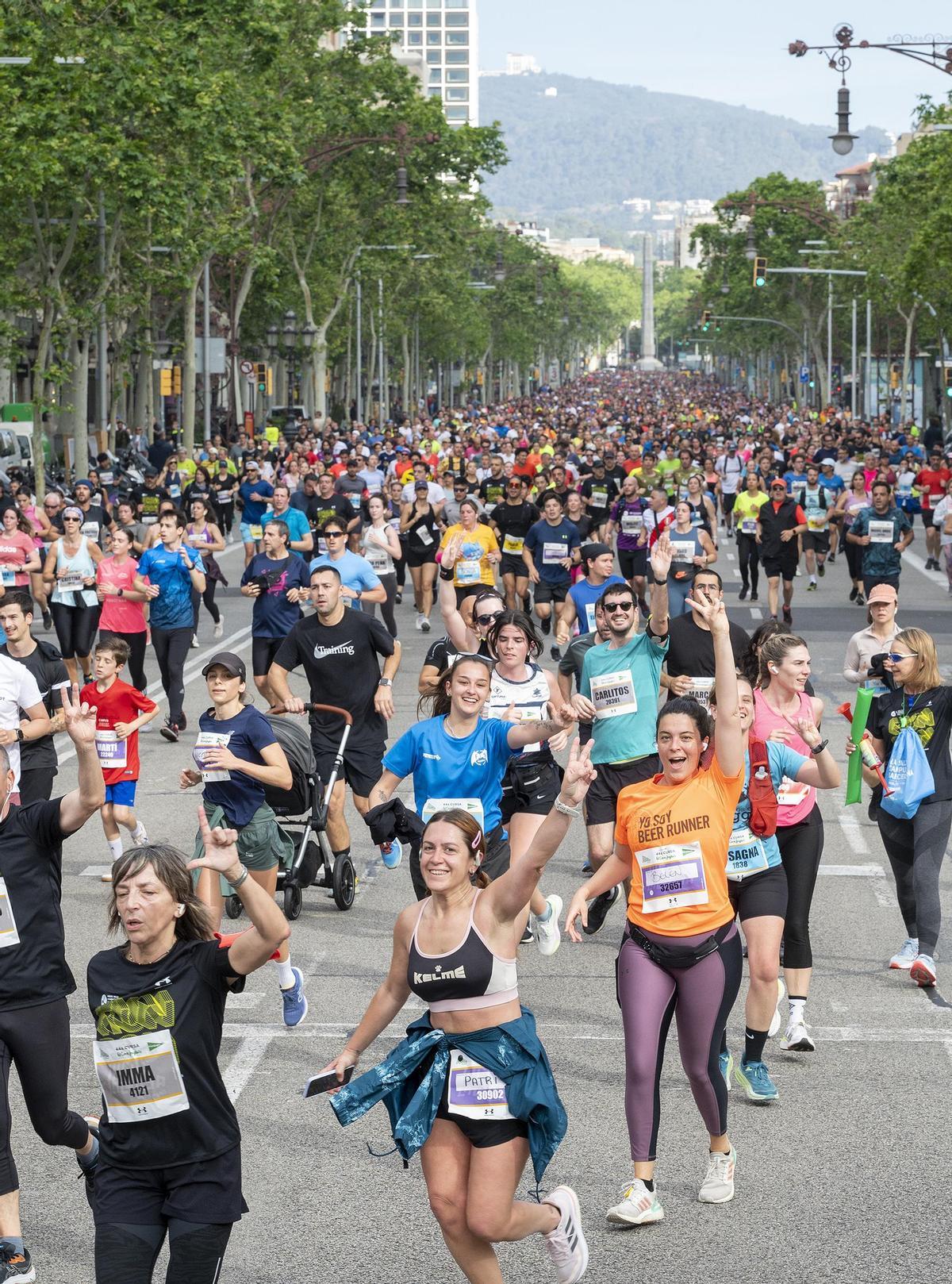 Los participantes descienden por el passeig de Gràcia durante la 44 edición de la Cursa de El Corte Inglés