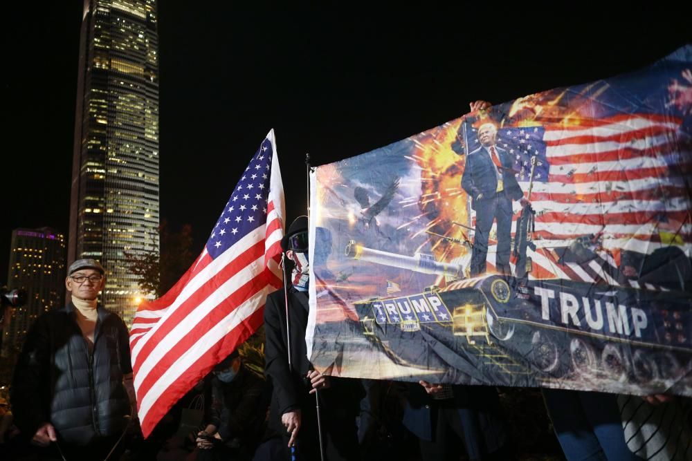 Una manifestación pacífica, legal y masiva en Hong Kong, en agradecimiento a Estados Unidos por aprobar dos leyes en apoyo a las protestas, acabó con un nuevo episodio de tensión con la policía.