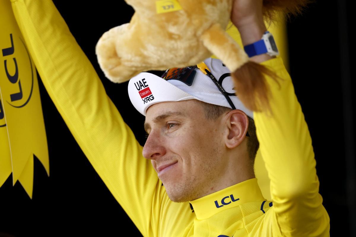 Tadej Pogacar celebra en el podio que sigue siendo el líder de la clasificación general del Tour de Francia.
