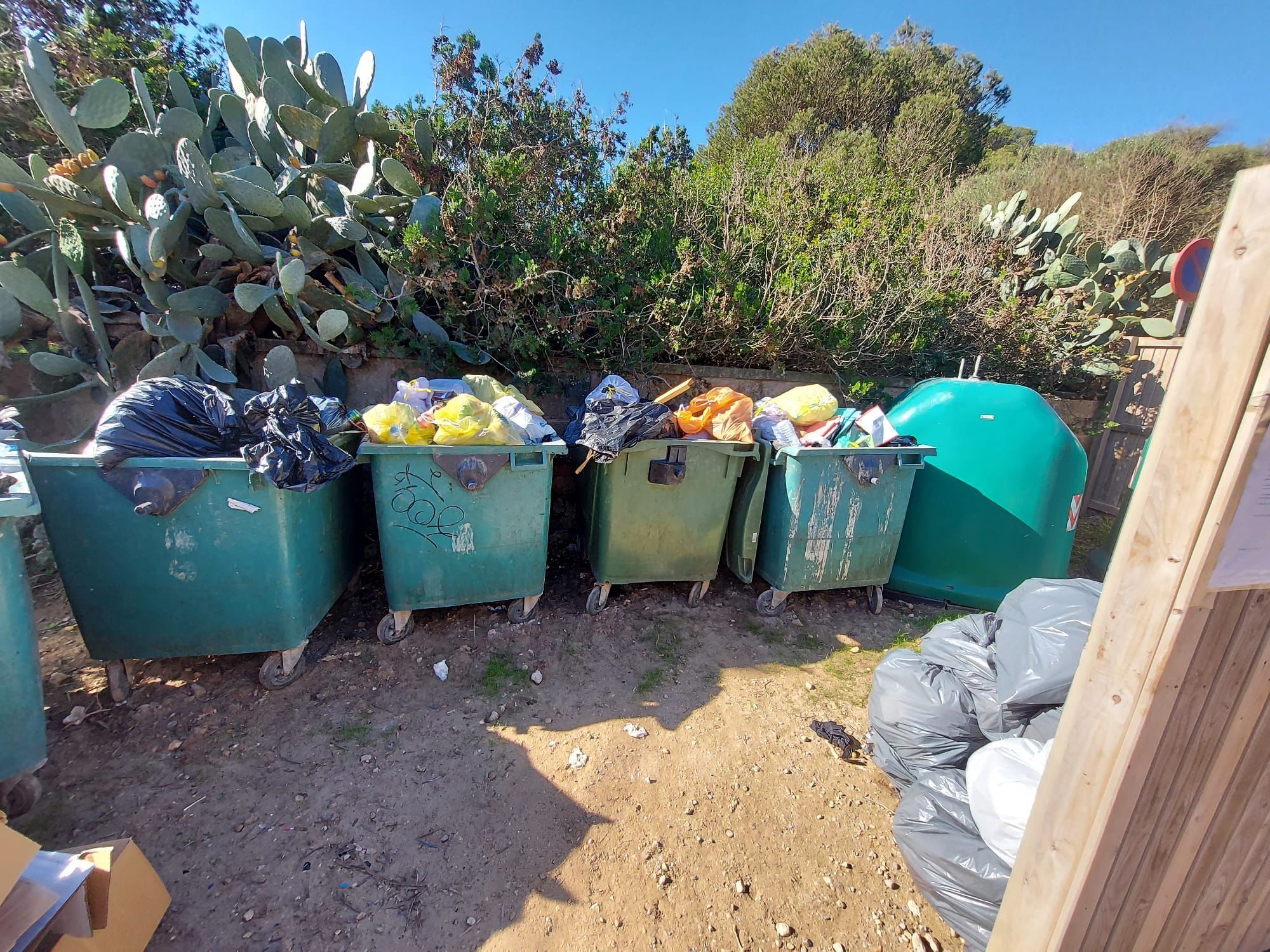 Queman contenedores en Santanyí que se ve obligado a asumir la retirada de basura