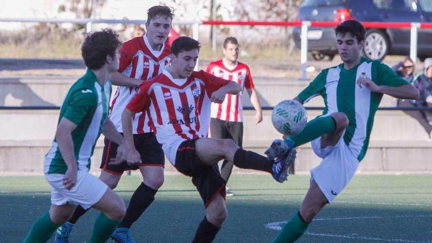 Un jugador del Zamora B trata de golpear el esférico ante un rival.