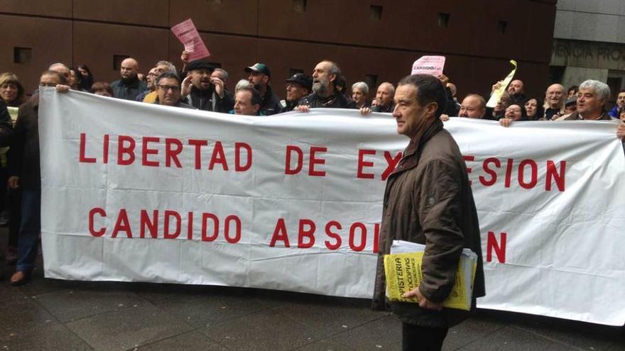 Cándido González Carnero, ante el grupo de personas que le apoyó a la puerta del Juzgado, ayer, en Oviedo.