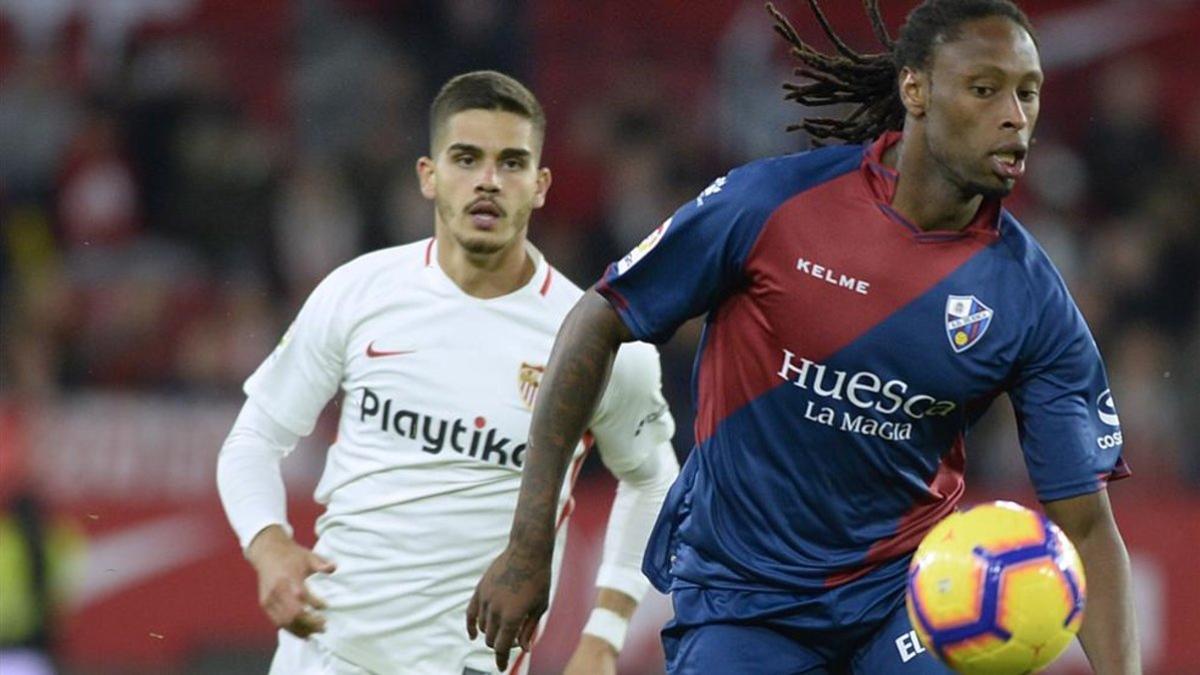 Ruben Semedo persiguiendo una pelota junto a André Silva, del Sevilla