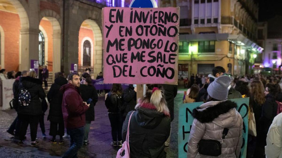 La Plaza Mayor se tiñe del morado irreductible de la mujer