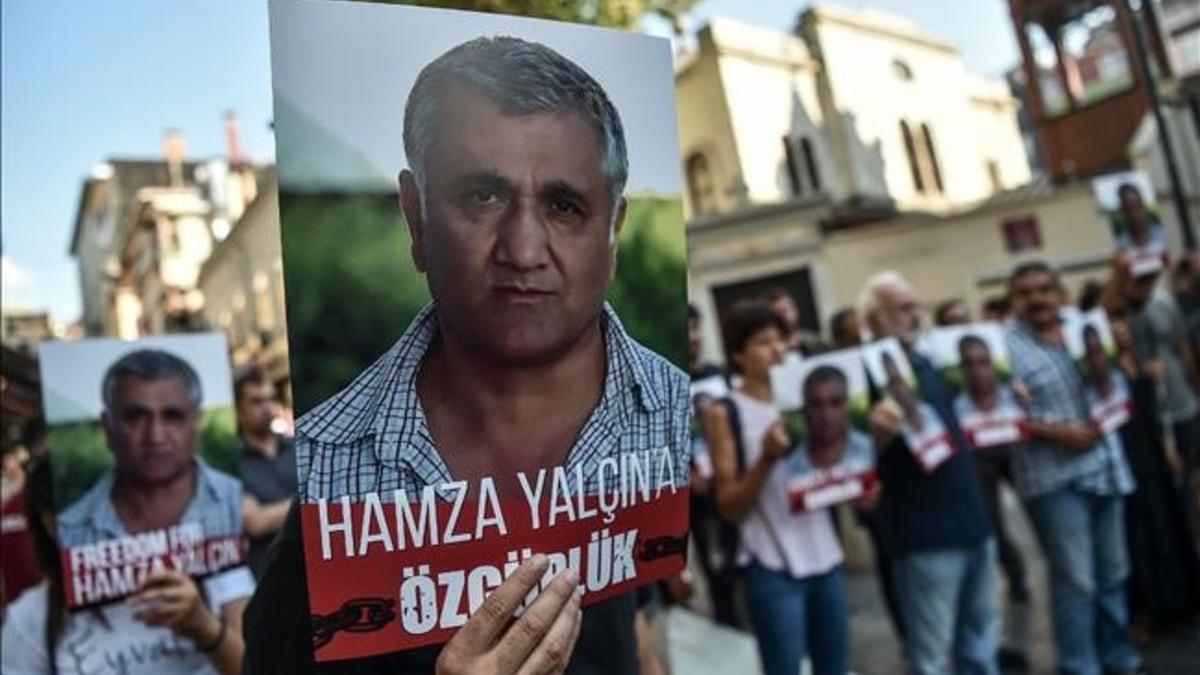 jregue39676245 protesters chant slogans as they hold portraits of hamza yal170822105750