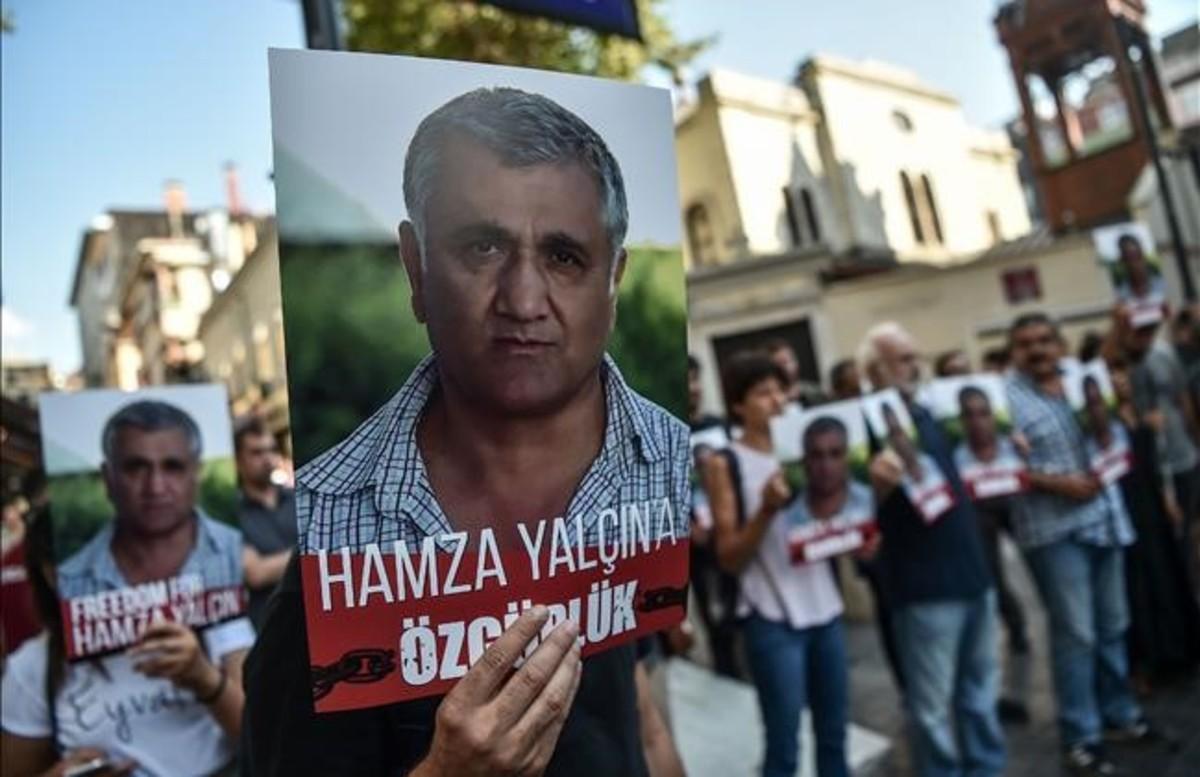 jregue39676245 protesters chant slogans as they hold portraits of hamza yal170822105750