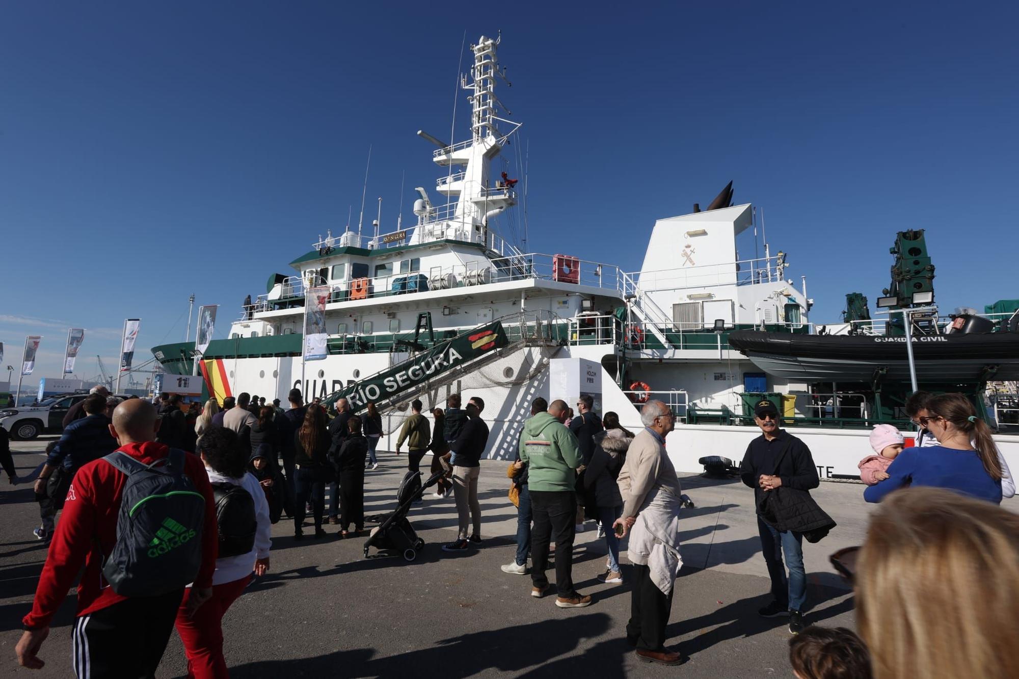 El buque oceánico de la Guardia Civil 'Río Segura'  en la Volvo Race Alicante 2023