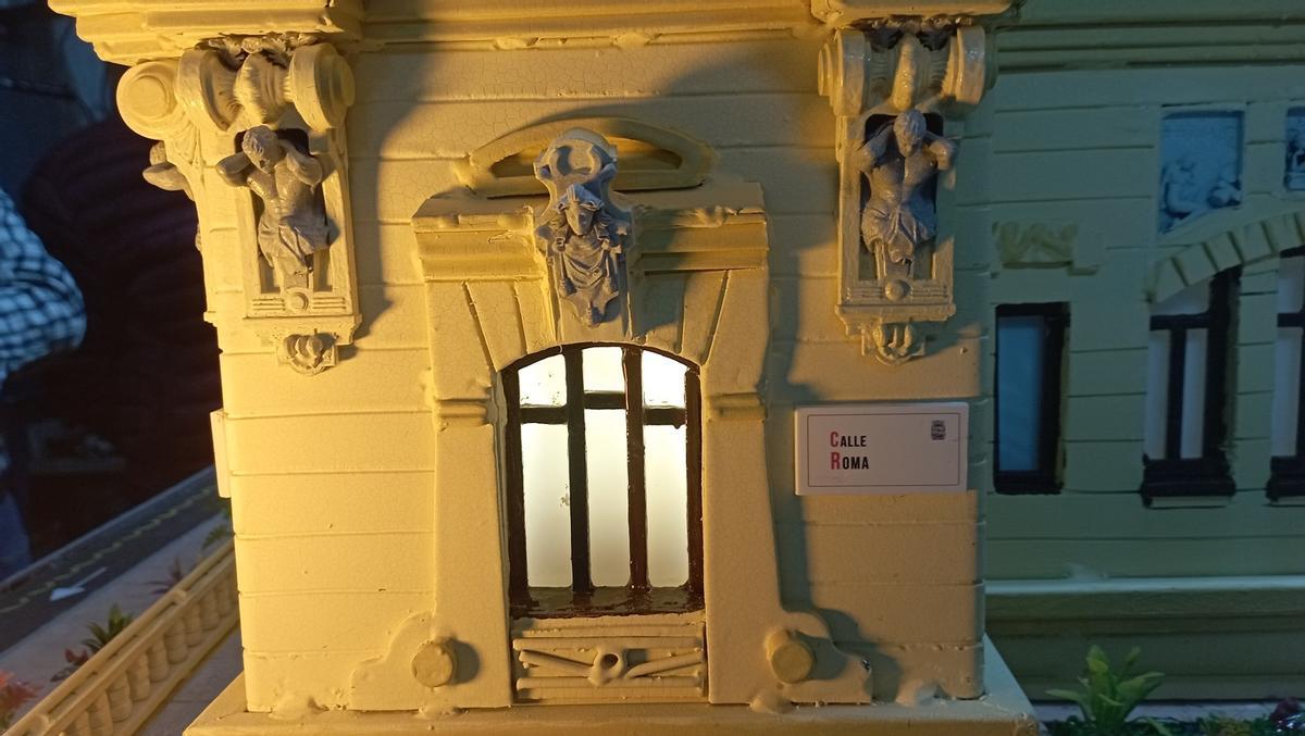 Detalle de la esquina de la calle Roma, con los atlantes del Ayuntamiento.