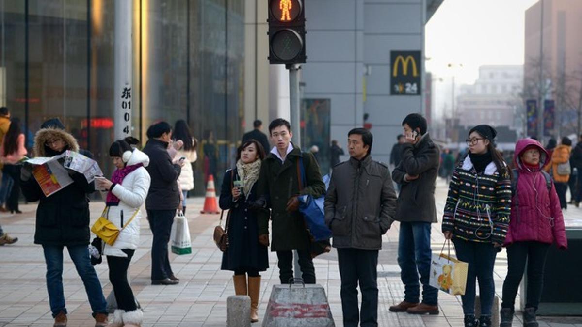 Varias personas en una calle muy transitada de Beijing, hace unos días.