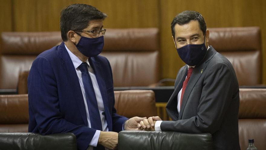 Juan Marín y Juanma Moreno en el Parlamento andaluz.