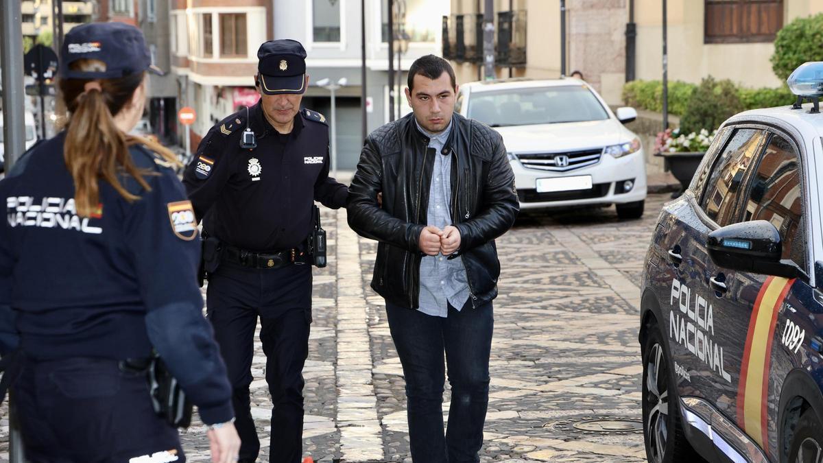 El condenado a su llegada al juicio.